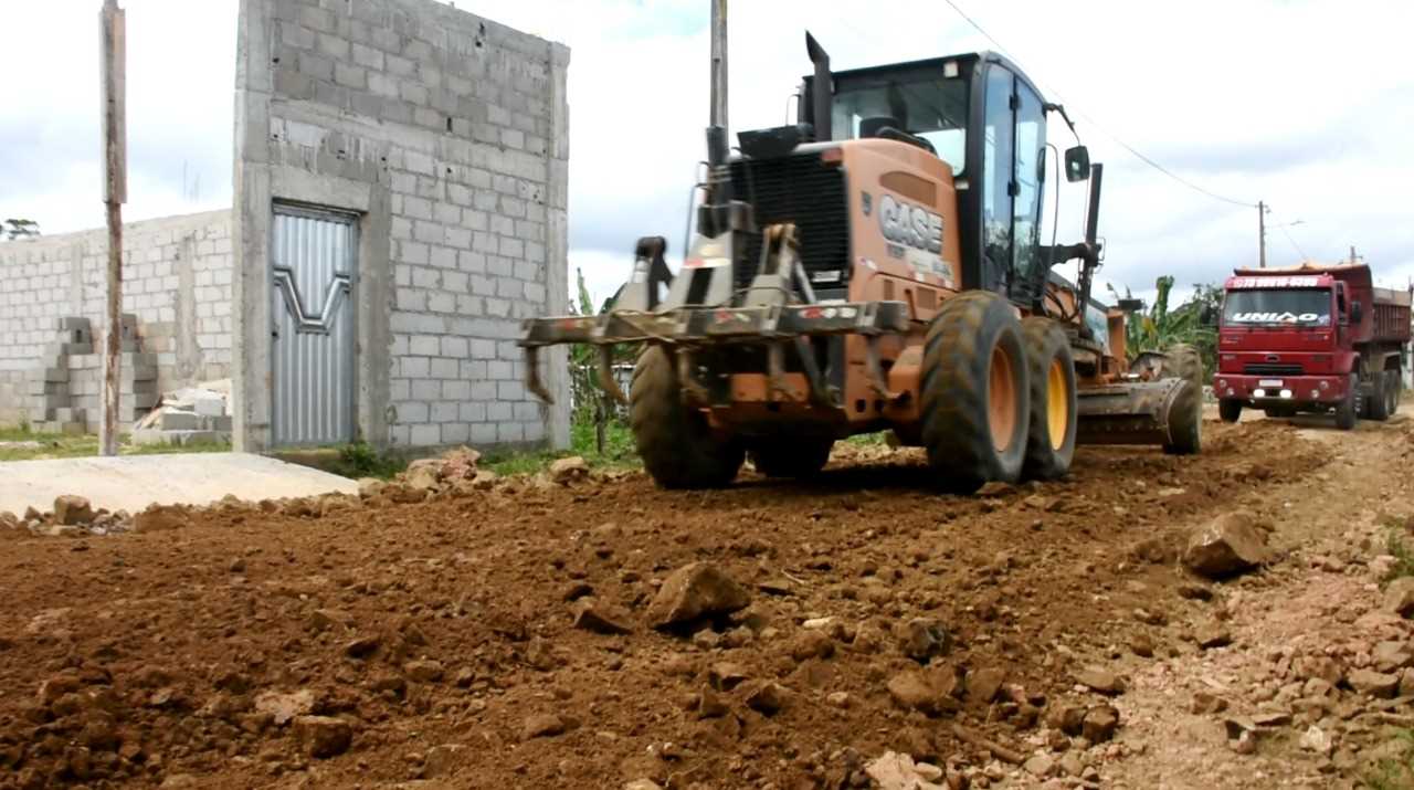 Camacã: Moradores do Brogodó felizes com o casacalhamento e patrolamento do bairro
